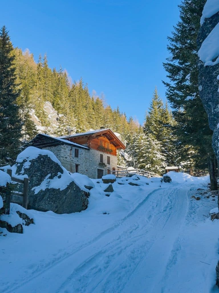 Val di Rezzalo: gita sulla neve in Valtellina tra baite e rifugio