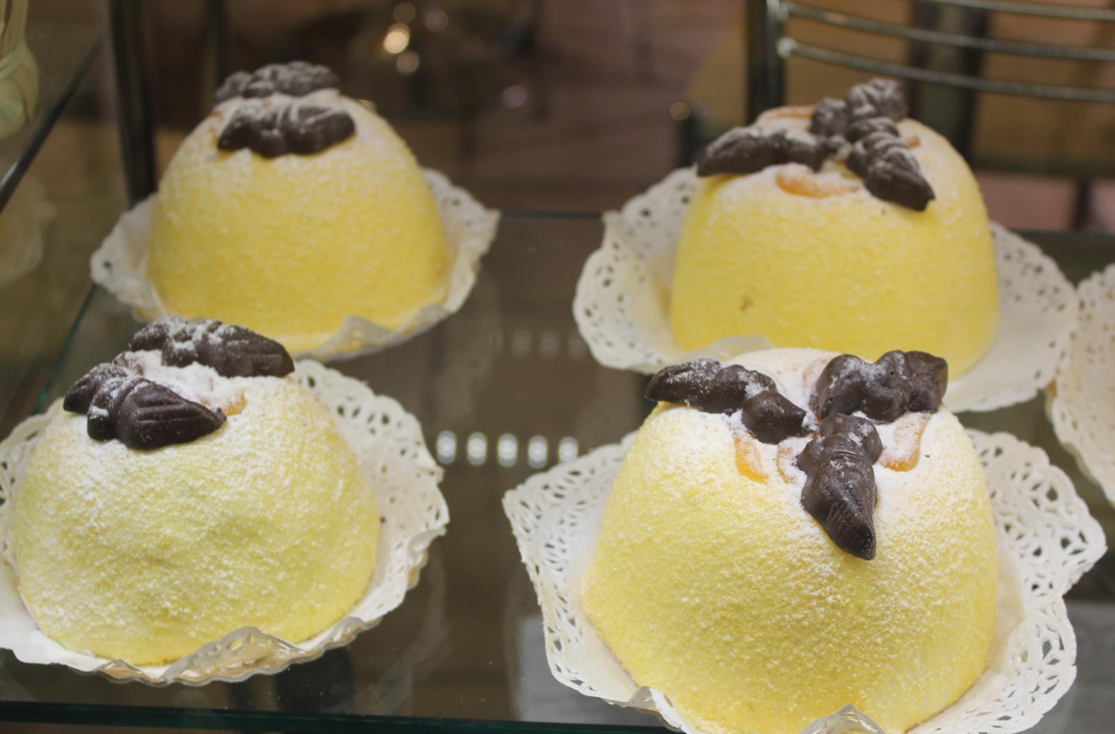 Polenta e osei dolce, il dolce giallo di Bergamo con gli uccellini di cioccolato, in vetrina