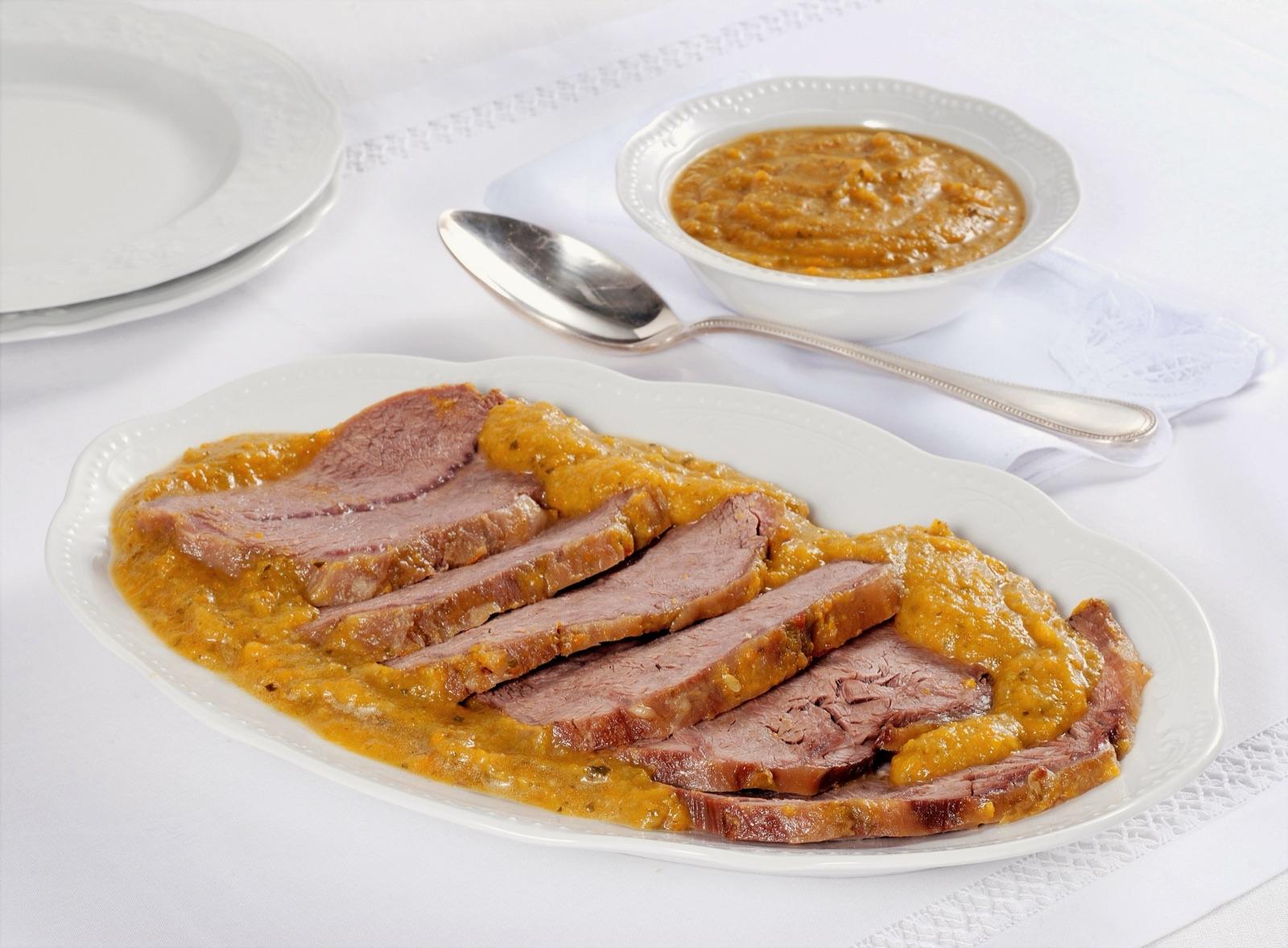 Manzo all'olio di Rovato, piatto tipico bresciano, servito a fette con la sua salsa