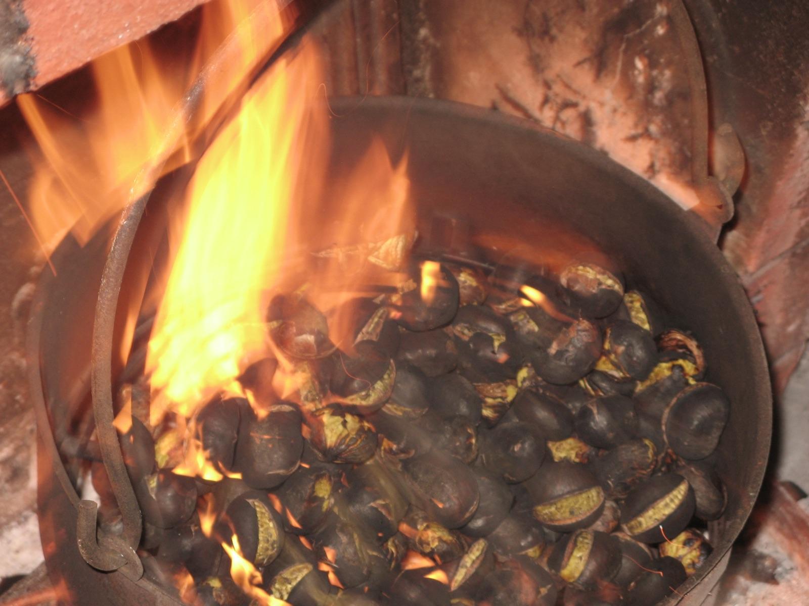 Caldarroste sul fuoco durante la castagnata di Albavilla
