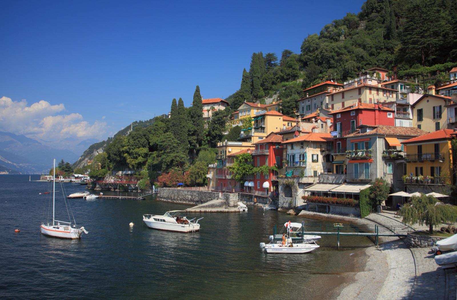 Varenna sul Lago di Como, con le case colorate e le barche nel porticciolo