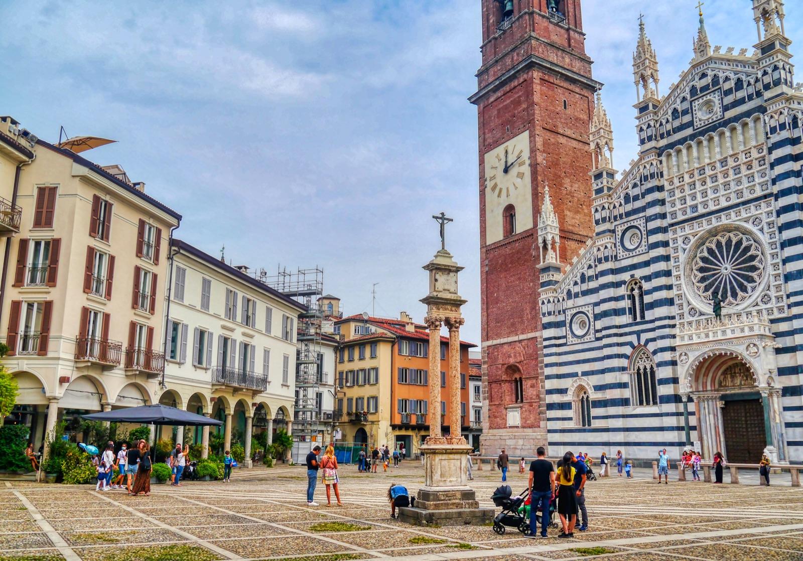 Piazza Duomo a Monza con la facciata a fasce bianche e verdi del Duomo e il campanile