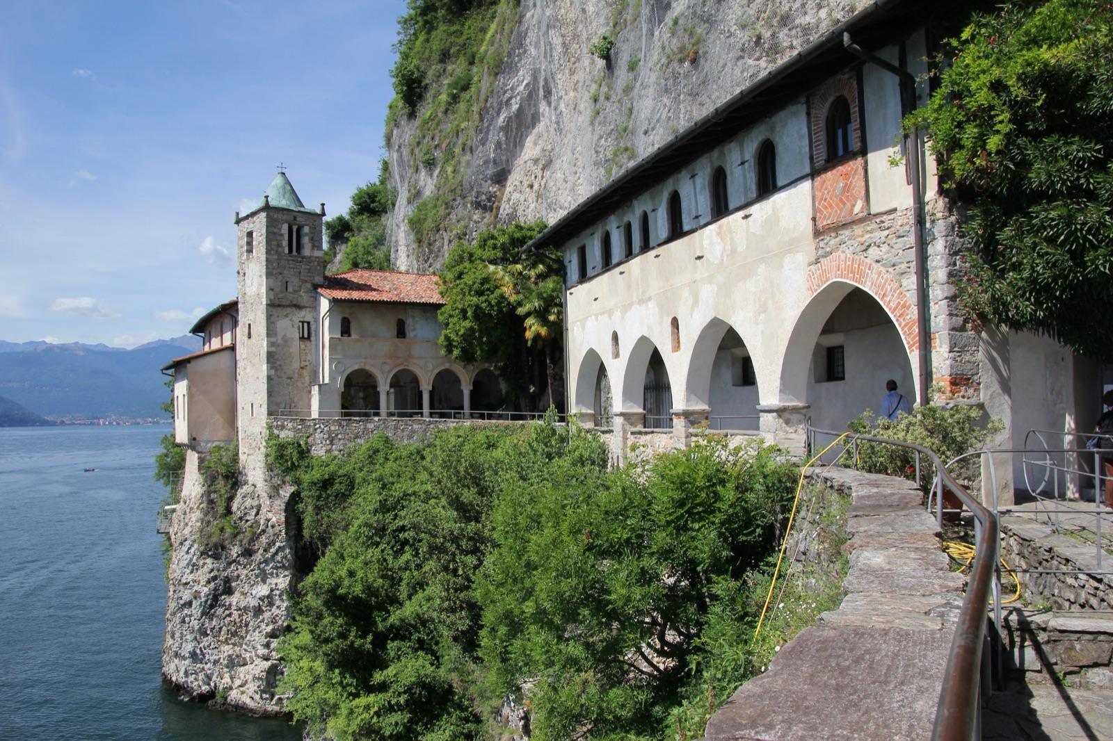L'eremo di Santa Caterina del Sasso a Leggiuno, a picco sul Lago Maggiore