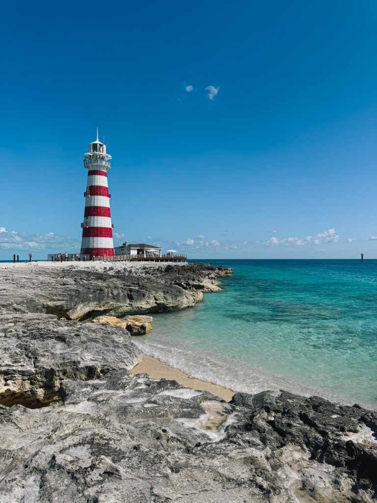 Faro bianco e rosso simbolo di Ocean Cay alle Bahamas