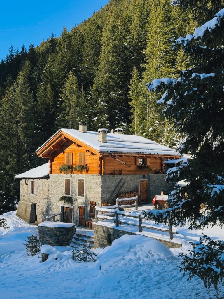 Baita in pietra lungo il sentiero della Val di Rezzalo