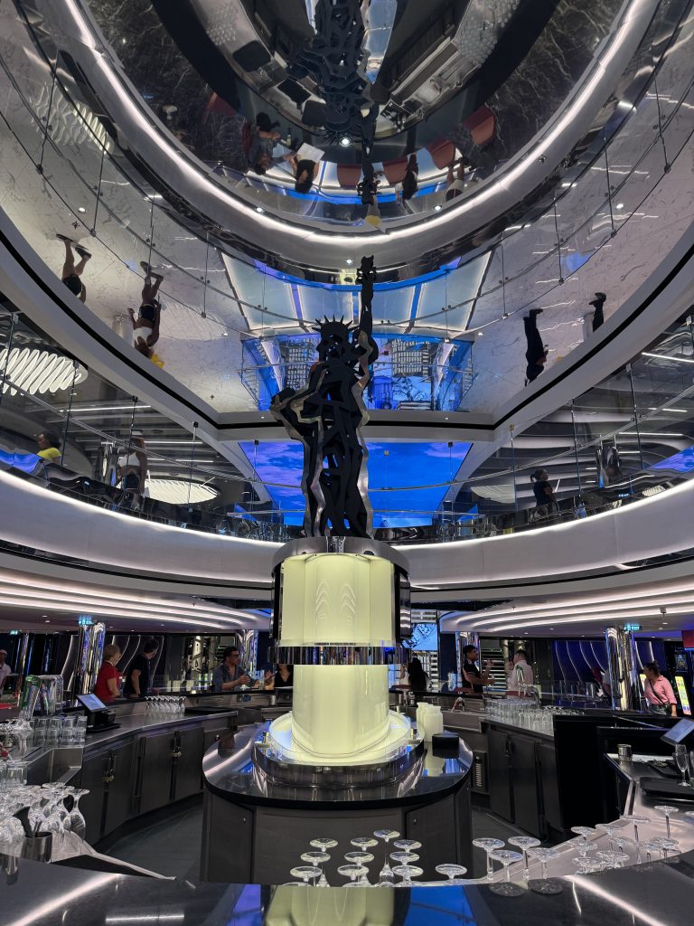 Bar con vista Statua della Libertà a bordo della MSC Seascape