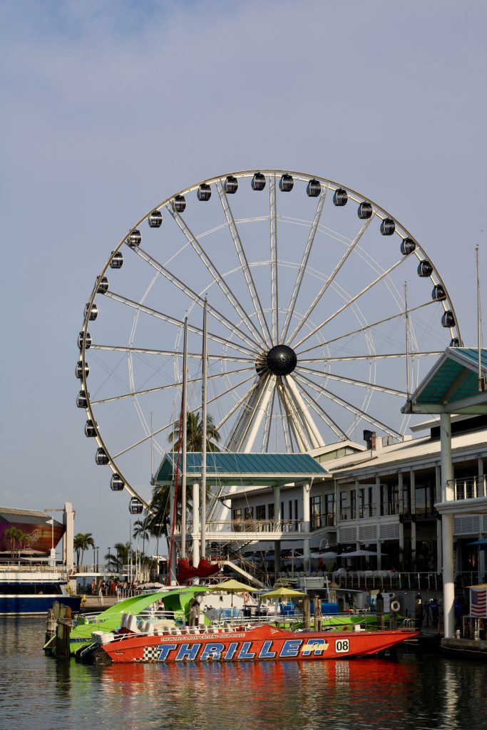 Bayside Marketplace con la baia di Biscayne sullo sfondo