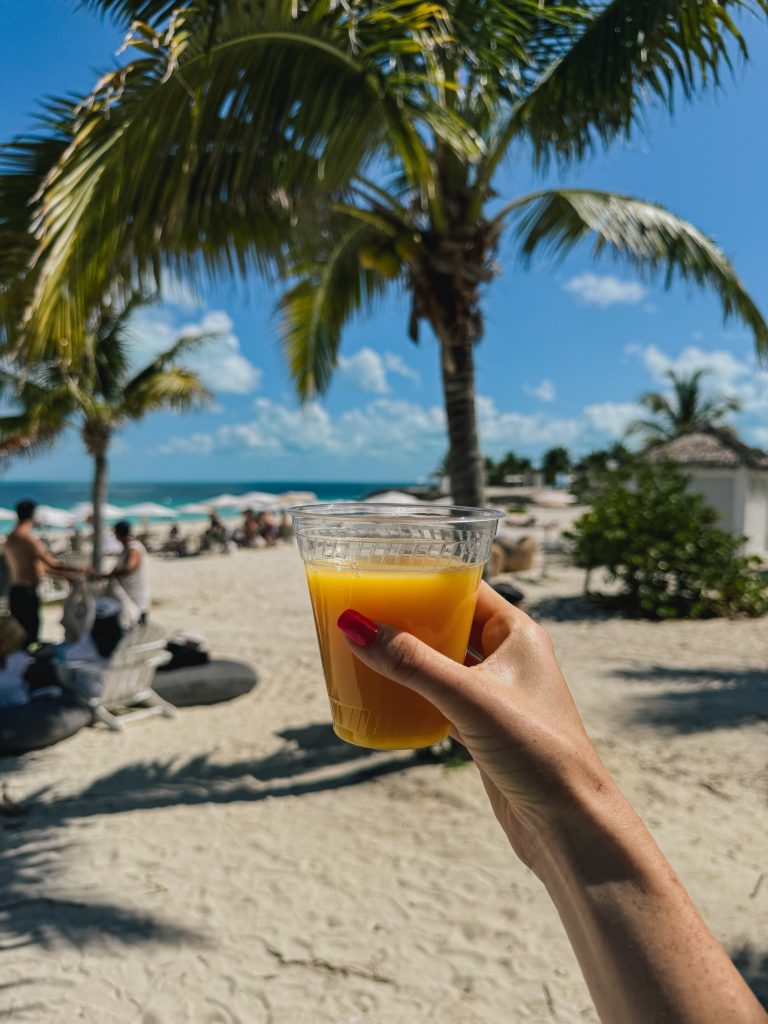 Bevanda fresca sulla spiaggia di Ocean Cay