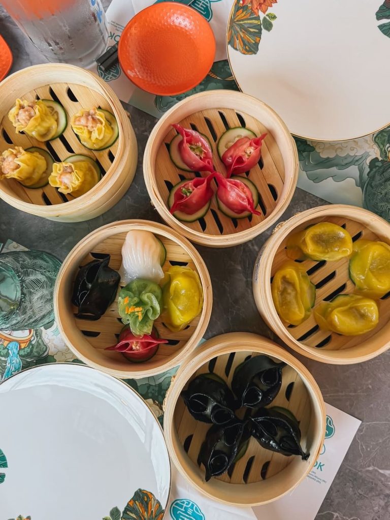 Dim sum colorati nei cestelli di bambù di Bokok