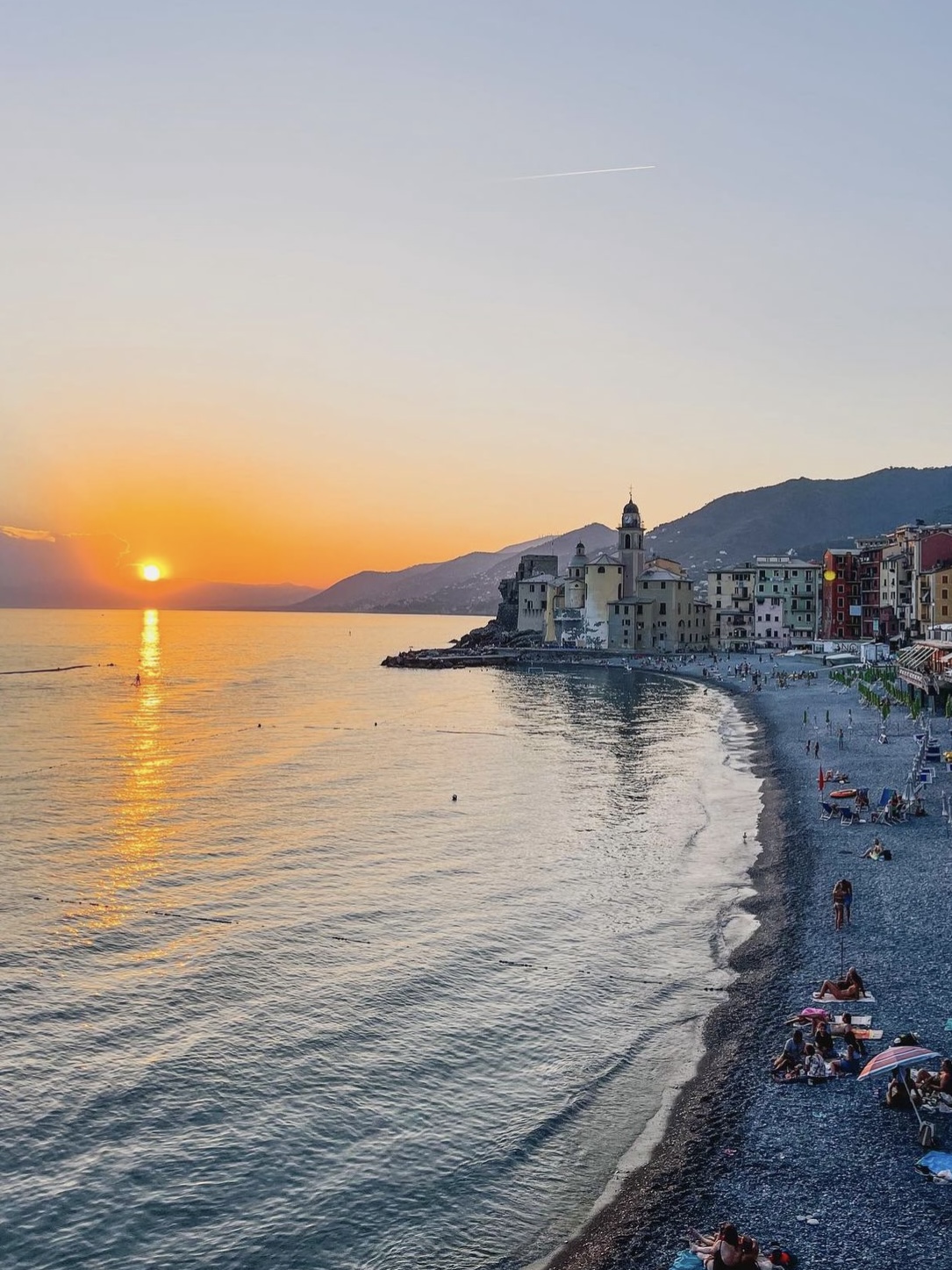 Tramonto a Camogli con case pastello e barche in primo piano