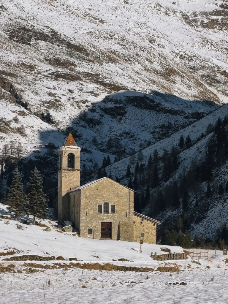 Chiesa di San Bernardo circondata dalla neve