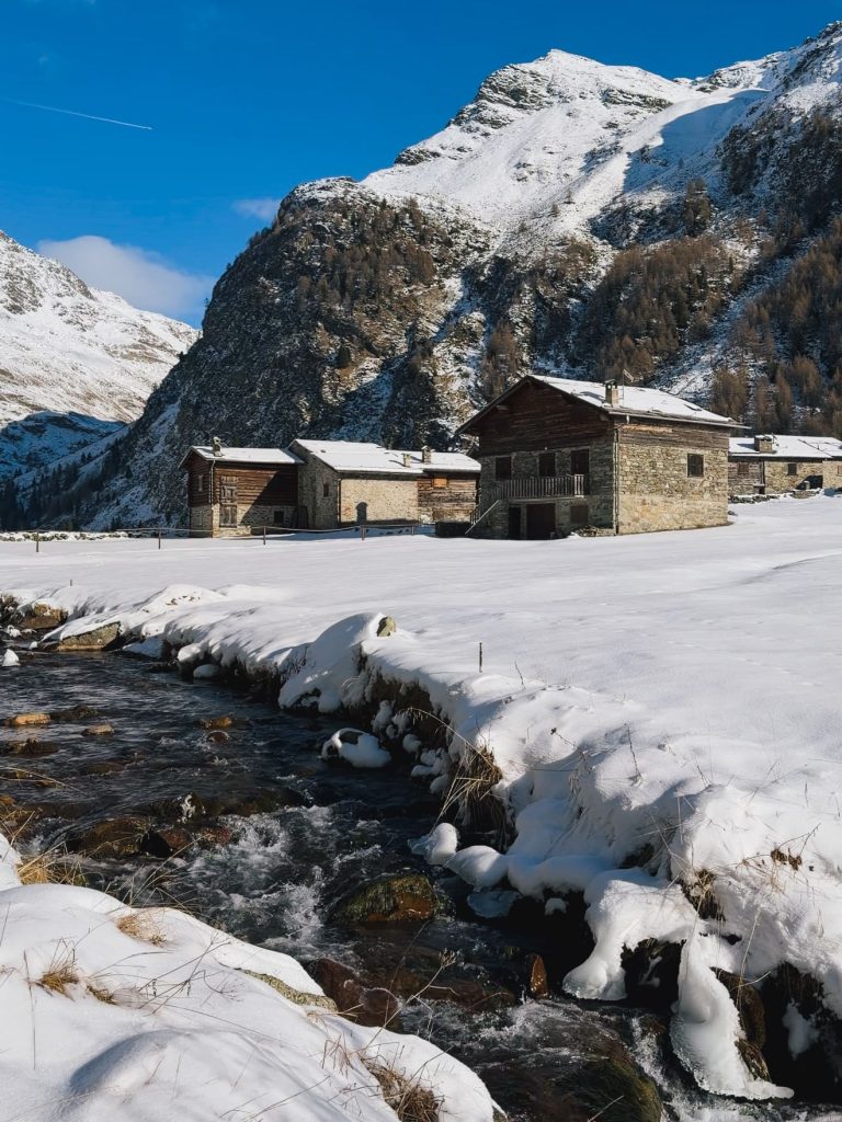Torrente Rezzalasco che scorre tra la neve e i boschi