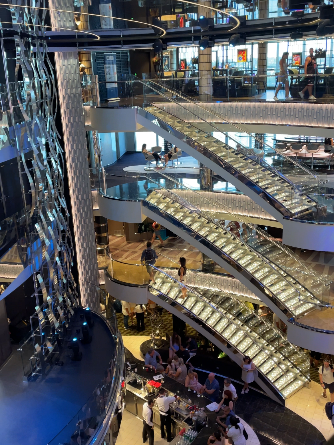 Hall principale della MSC Seascape con design moderno