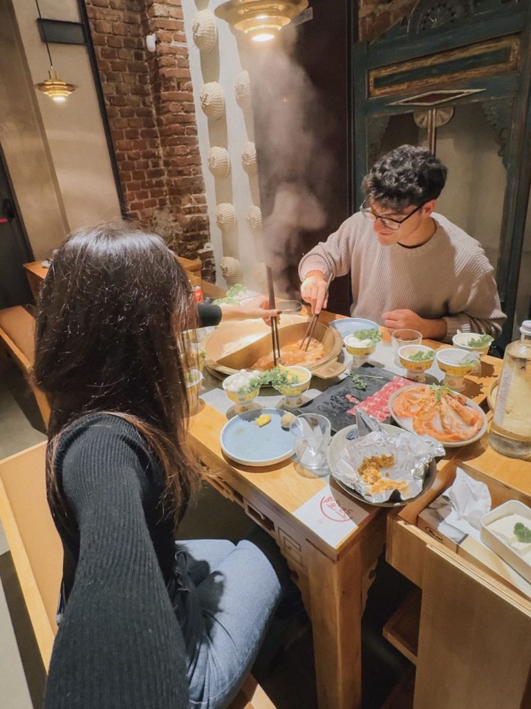 Cena conviviale hot pot con amici da Yuanzi