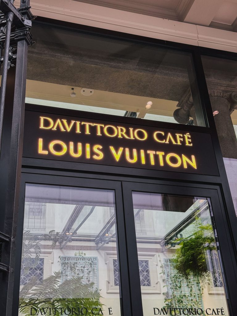 Vetrina esterna della boutique LV con il nuovo cafè