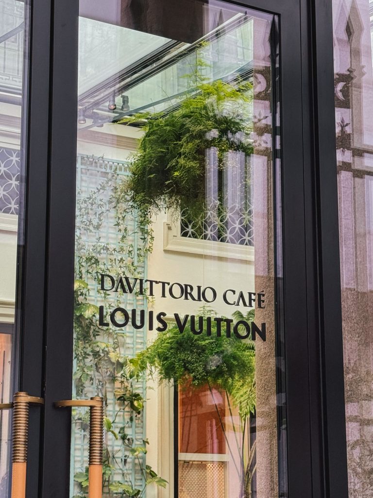 Ingresso del Louis Vuitton Cafè in via Montenapoleone a Milano