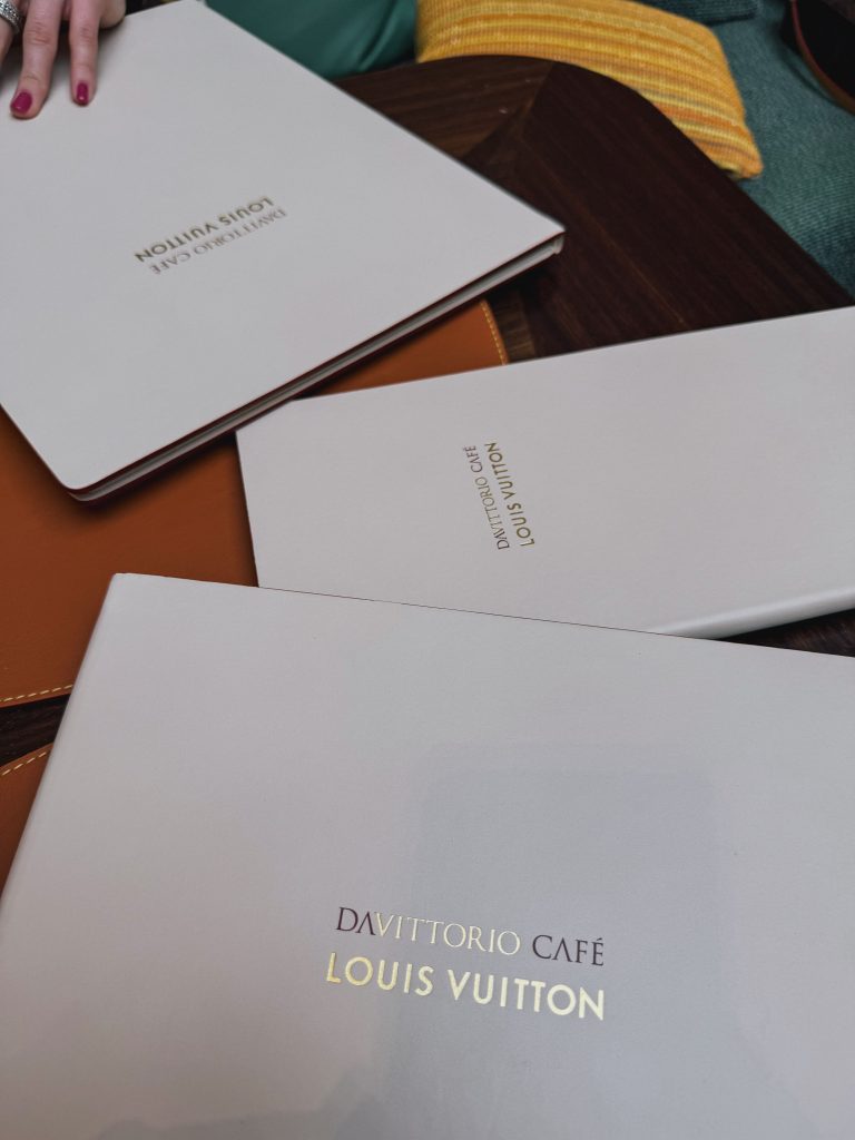 Dettaglio dell'insegna Louis Vuitton Cafè all'ingresso