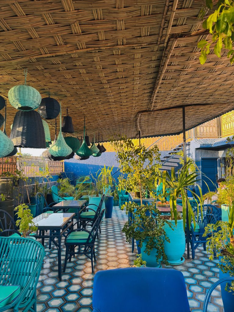 Camera del riad con arredo marocchino tradizionale