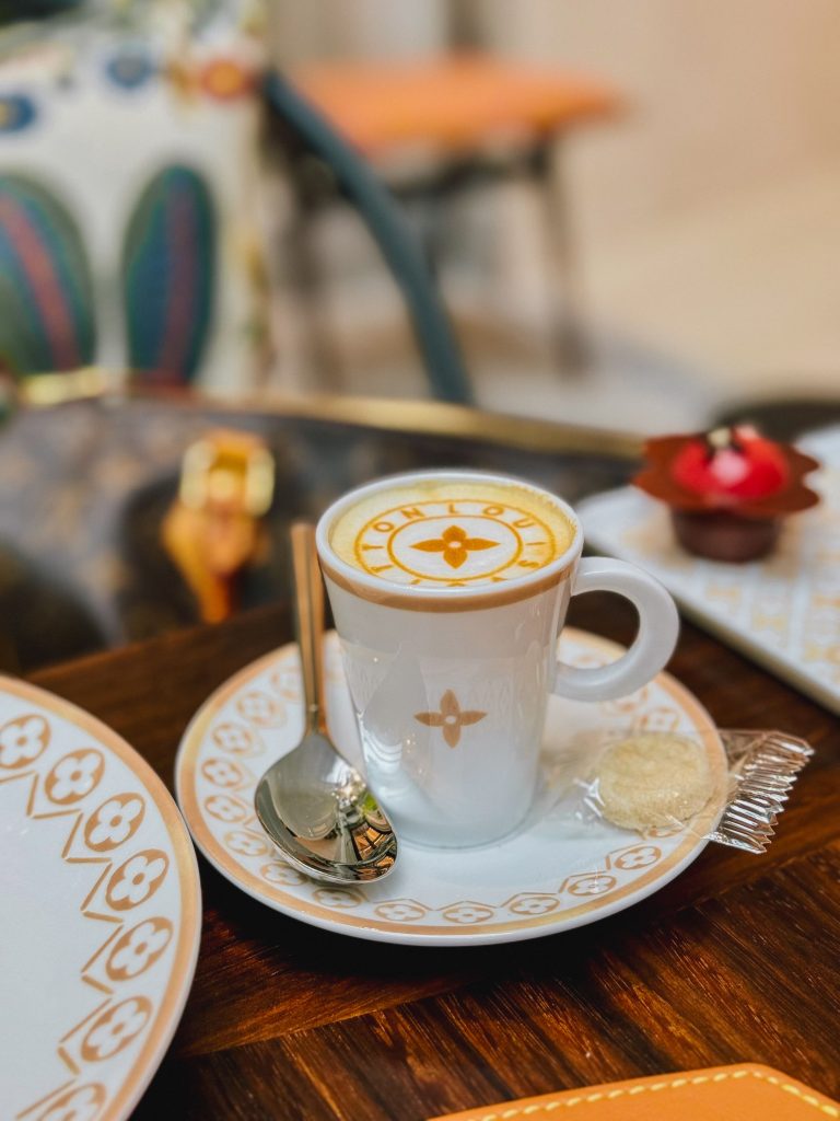 Tiramisù monoporzione servito al Louis Vuitton Cafè