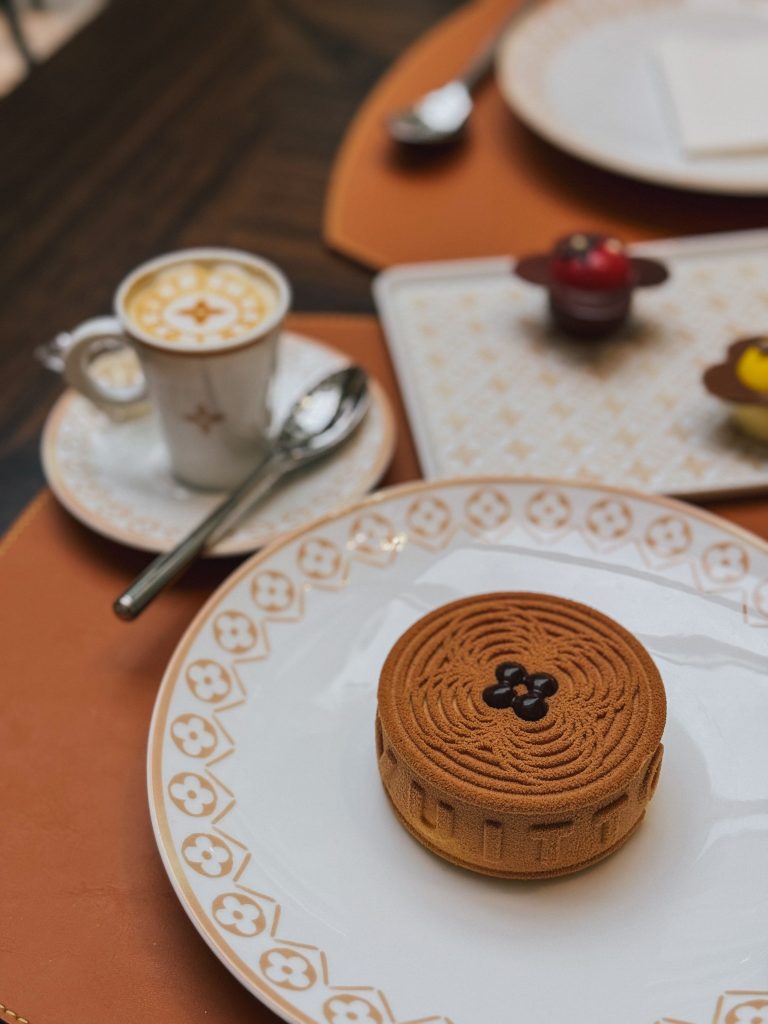 Dettaglio del logo LV disegnato sulla schiuma del cappuccino