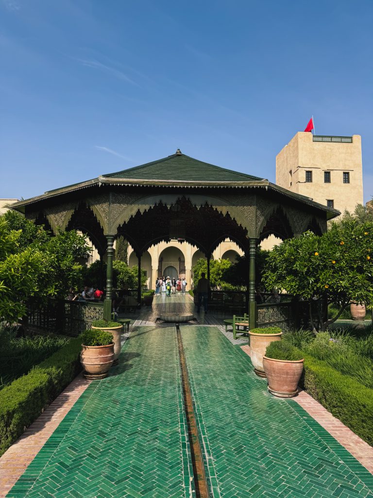 Patio tipico di un riad marocchino con fontana centrale