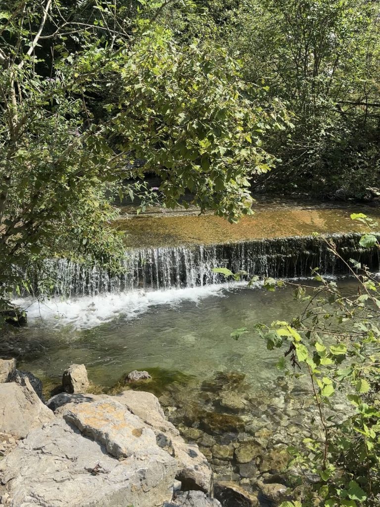 Cascata che alimenta una delle pozze di Erve, acqua cristallina