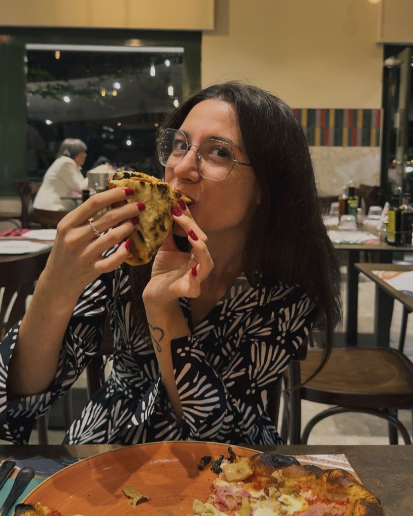 Pizza napoletana con pomodoro, fiordilatte, cotto alla brace e funghi