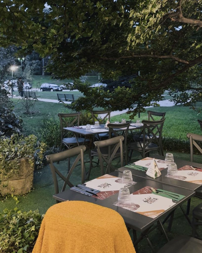 Pizzeria a vista di Cresta con i pizzaioli al lavoro