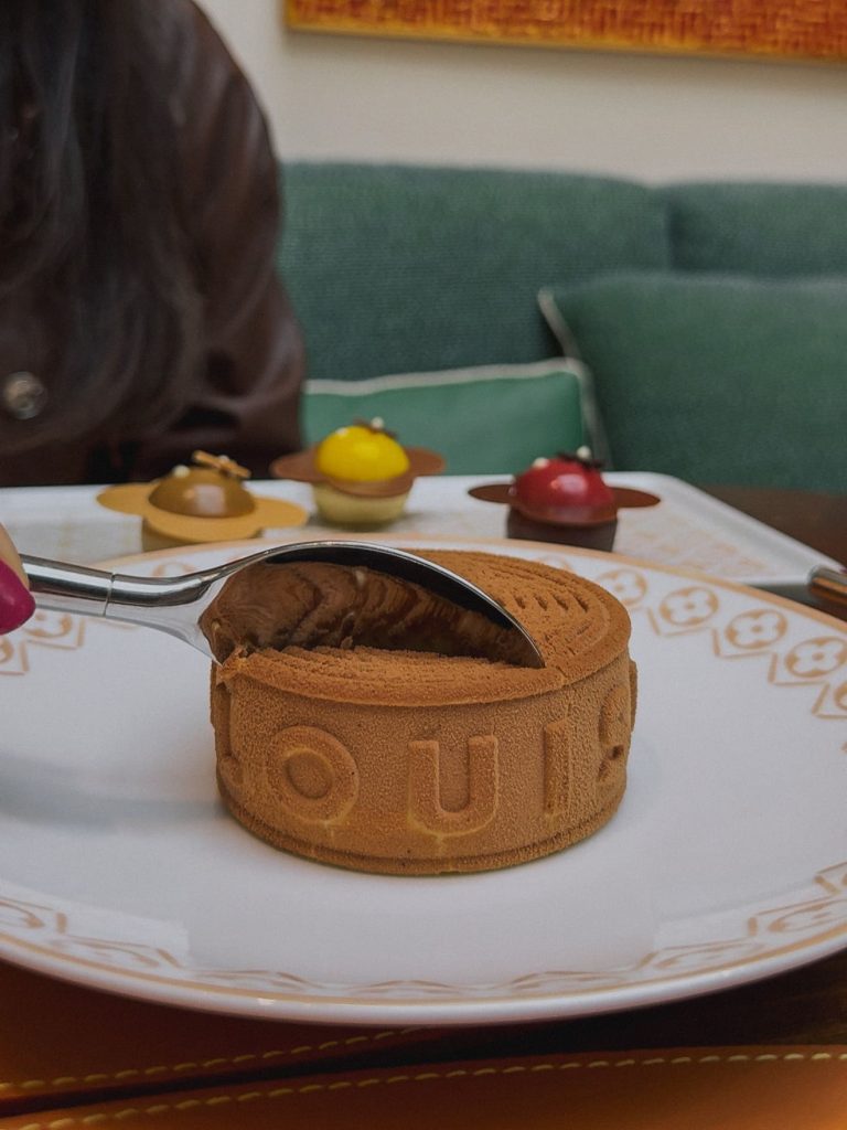 Scorcio della sala del Louis Vuitton Cafè al tramonto
