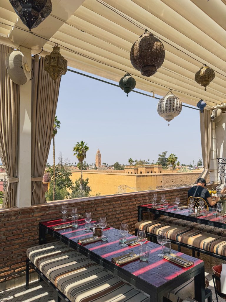 DarDar Rooftop con vista sulla medina di Marrakech al tramonto