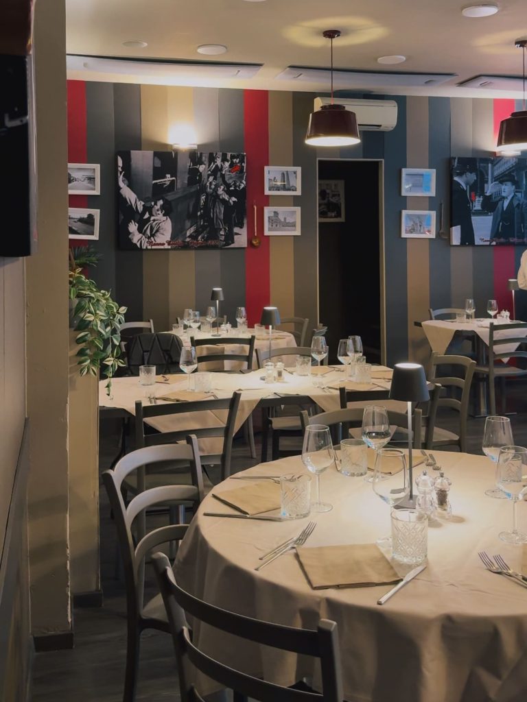 Sala principale di Nonna Emilia con arredamento caldo e luci soffuse