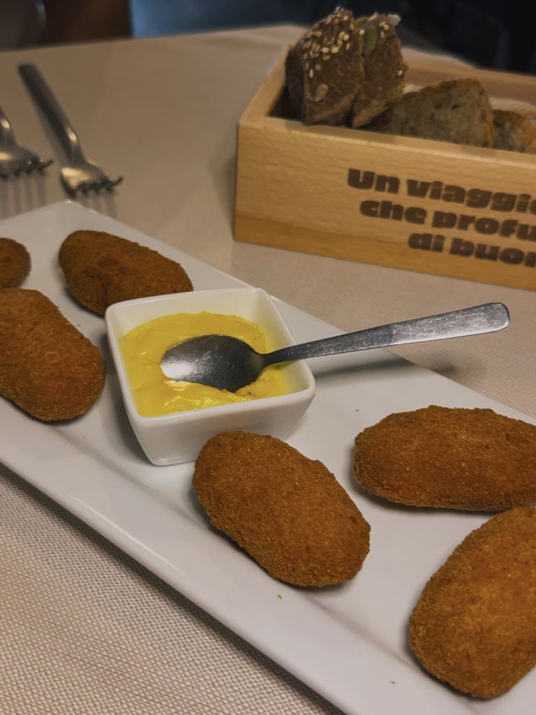 Mondeghili con salsa allo zafferano, piatto tipico milanese
