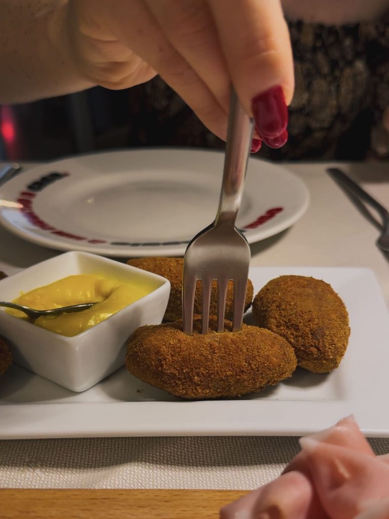 Apparecchiatura del tavolo con piatti e bicchieri