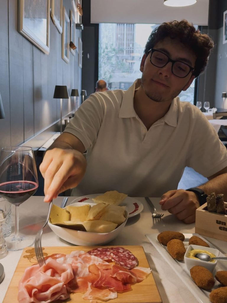 Scorcio della sala di Nonna Emilia con luci soffuse