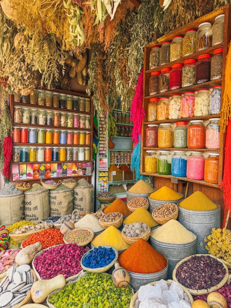 Vicoli del quartiere Mellah con botteghe artigiane