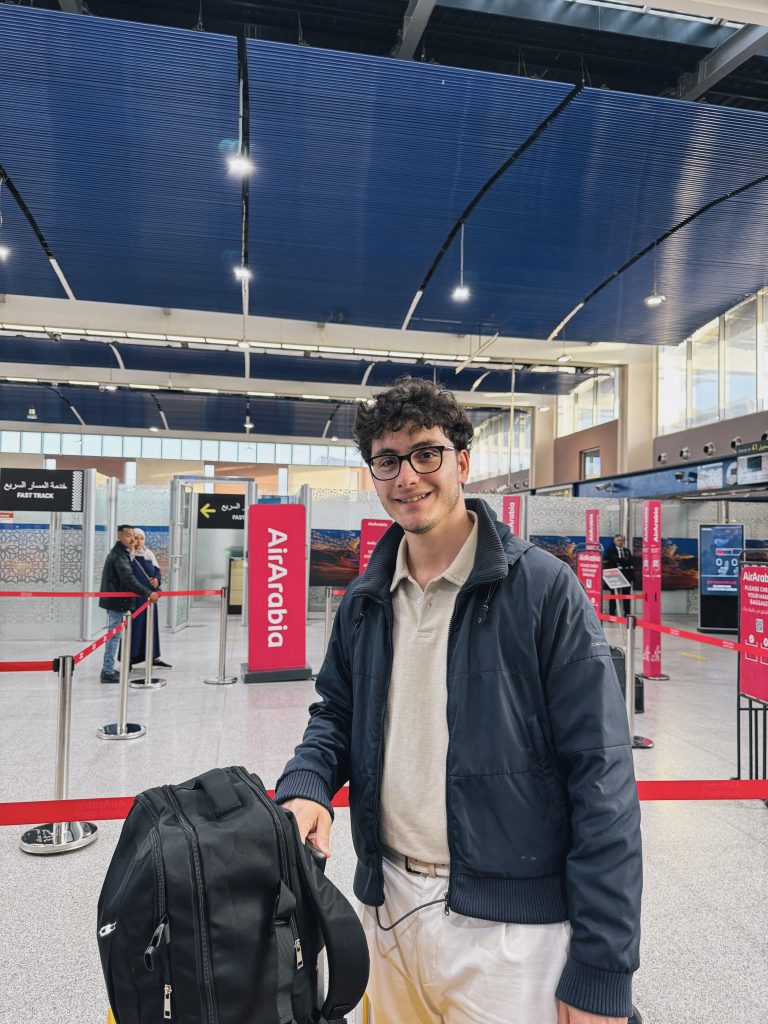 Logo e livrea di Air Arabia in aeroporto