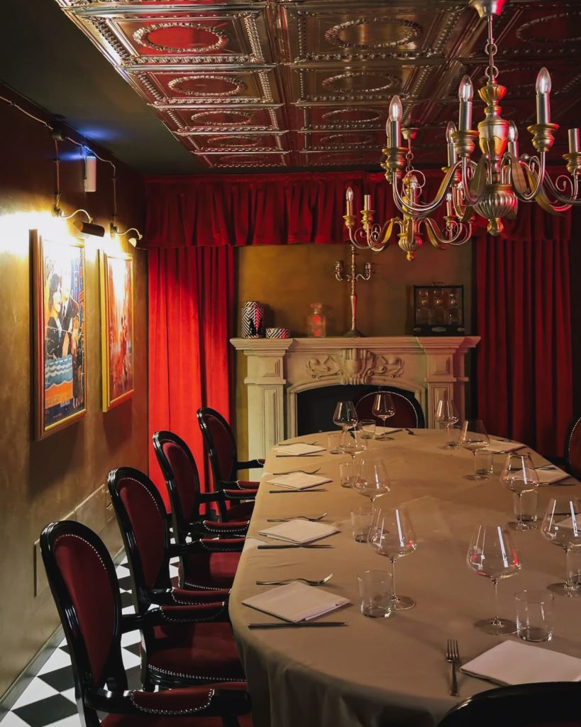 Sala cena di Viro Steak Restaurant con tavoli distanziati