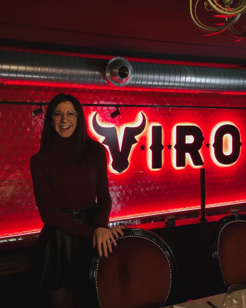 Dettaglio dell'arredamento della sala di Viro Steak