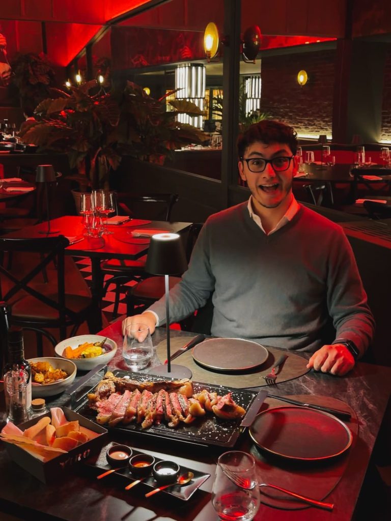 Sala interna di Viro Steak Restaurant a Bergamo, atmosfera elegante e luci soffuse