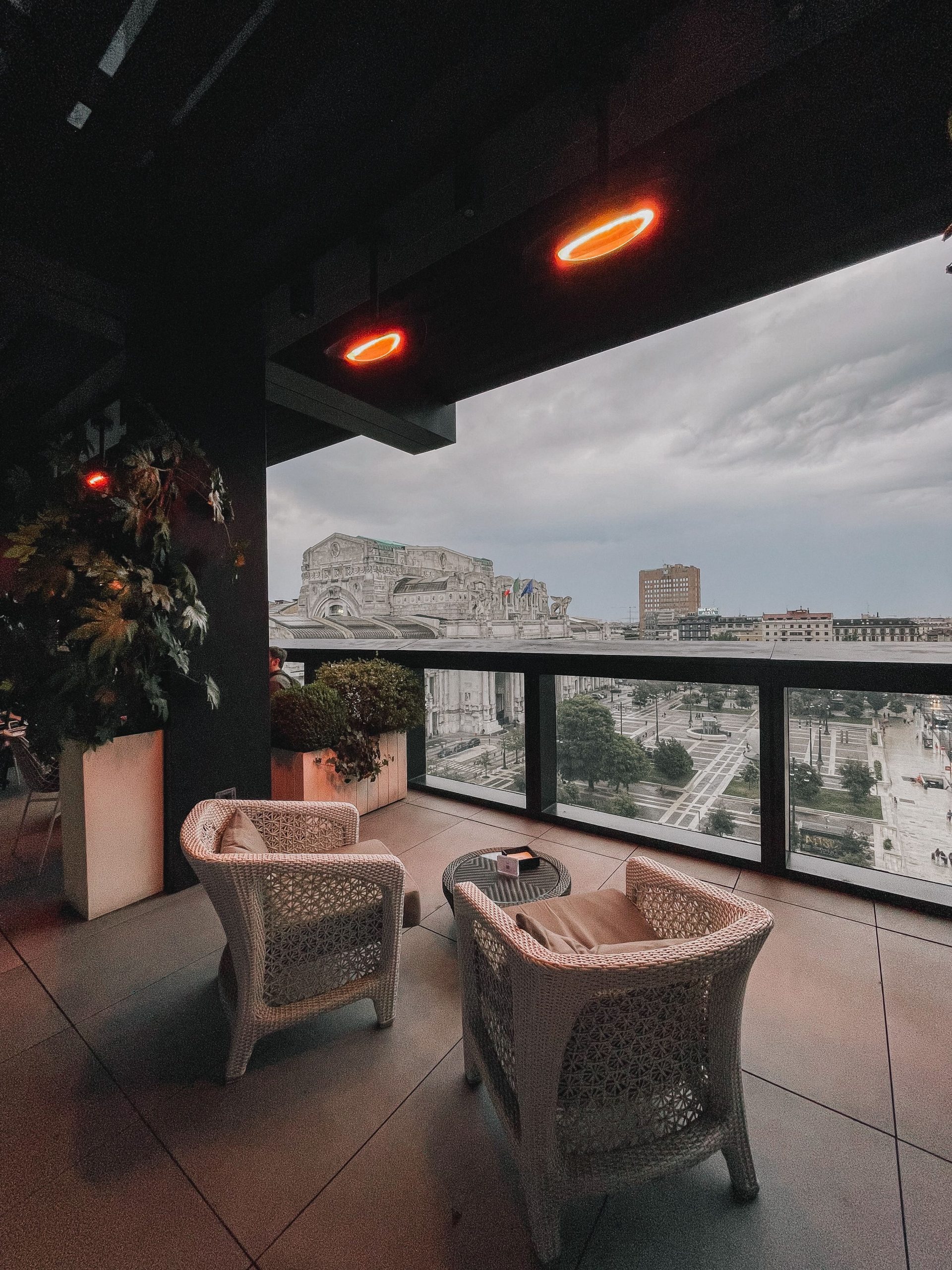 Vista notturna di piazza Duca d'Aosta dalla Terrazza Gallia