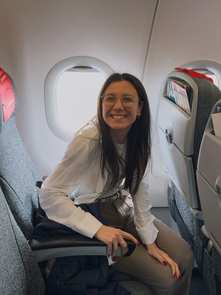 Pasto caldo servito a bordo di Air Arabia