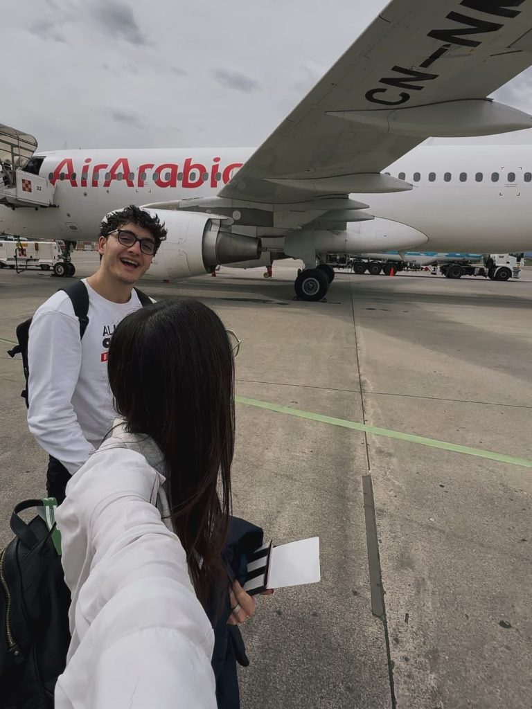 Personale di bordo Air Arabia durante le operazioni di accoglienza