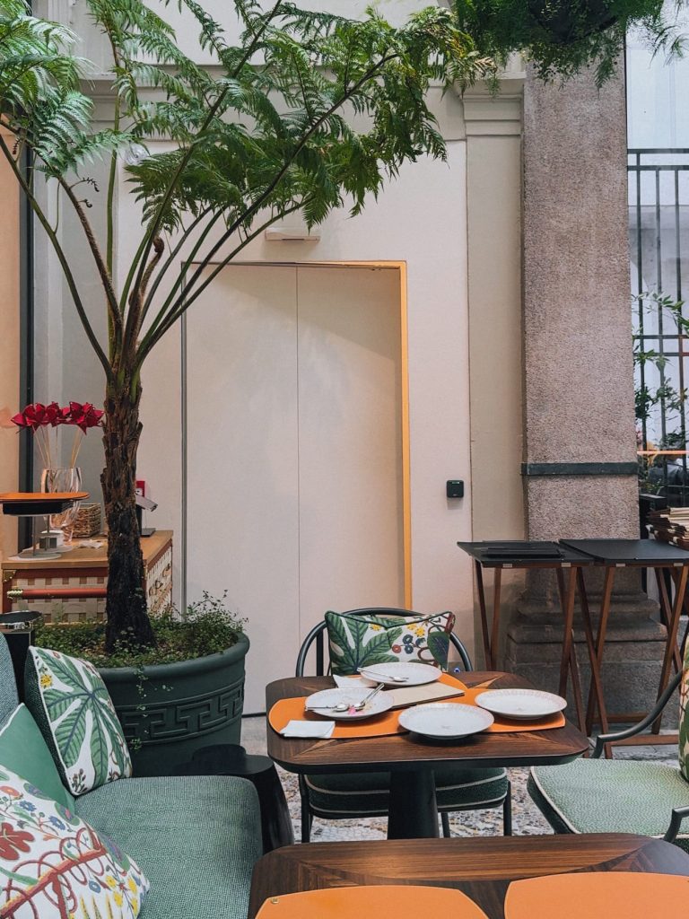 Interno raffinato del Louis Vuitton Cafè con tavoli e design LV
