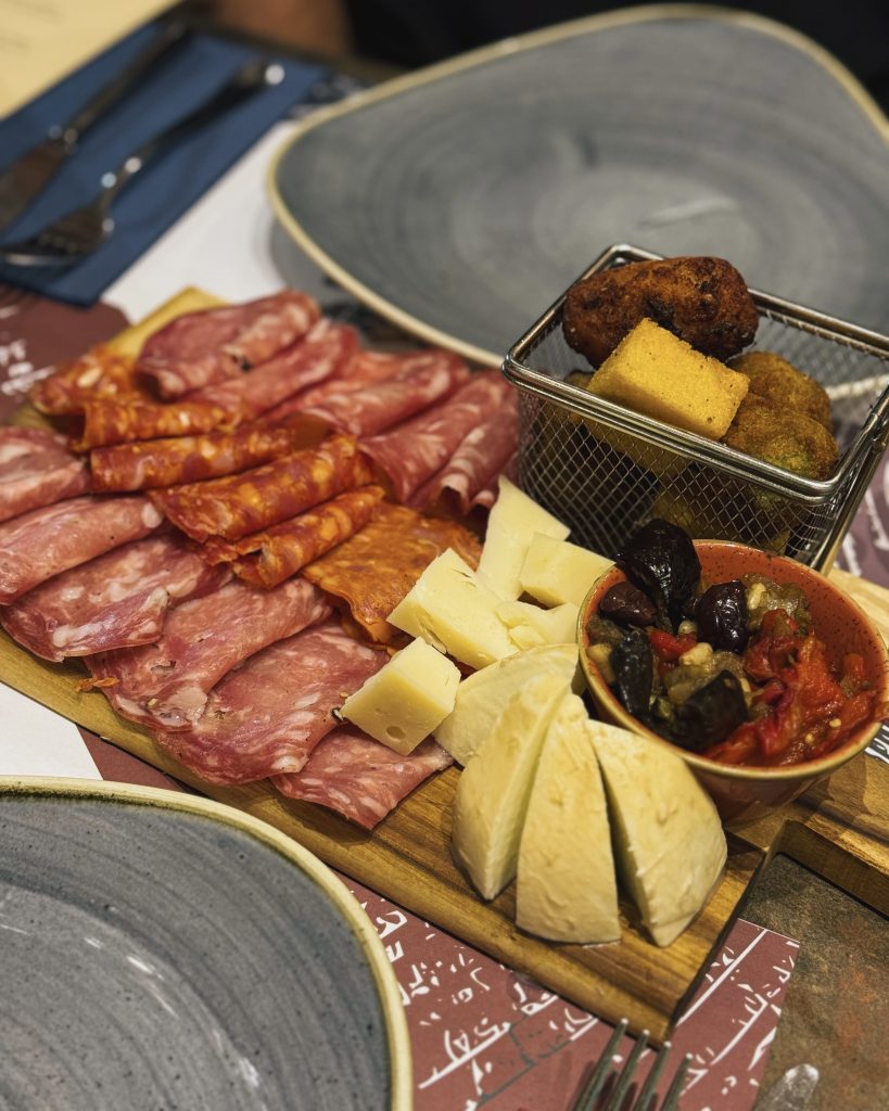 Piatto "Alziamo la cresta": antipasto con frittine napoletane e salumi