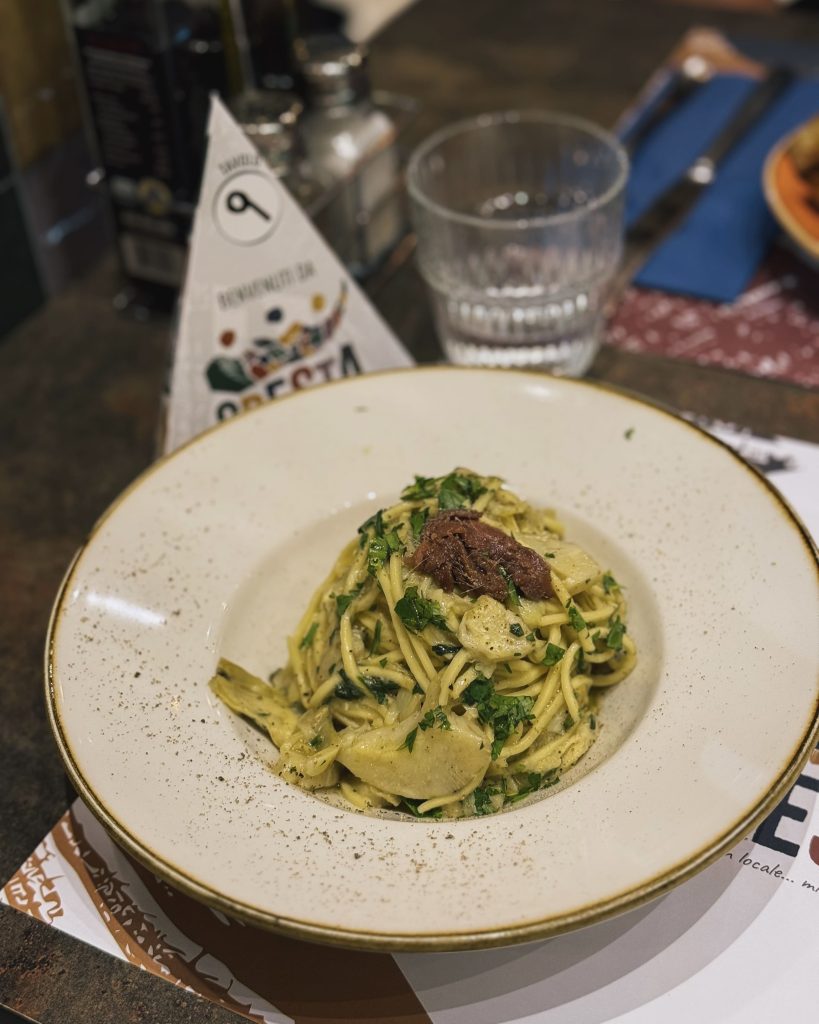 Tagliolino fatto in casa con carciofi, pecorino e alici