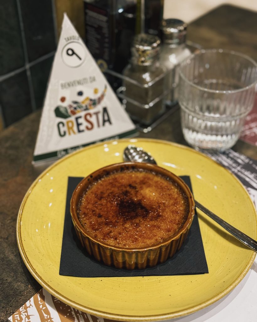 Babà con panna e frutti di bosco servito da Cresta