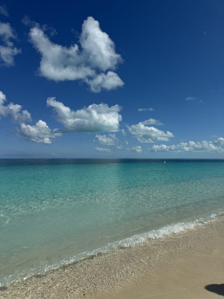 Dettaglio della Seven Mile Beach nelle Isole Cayman