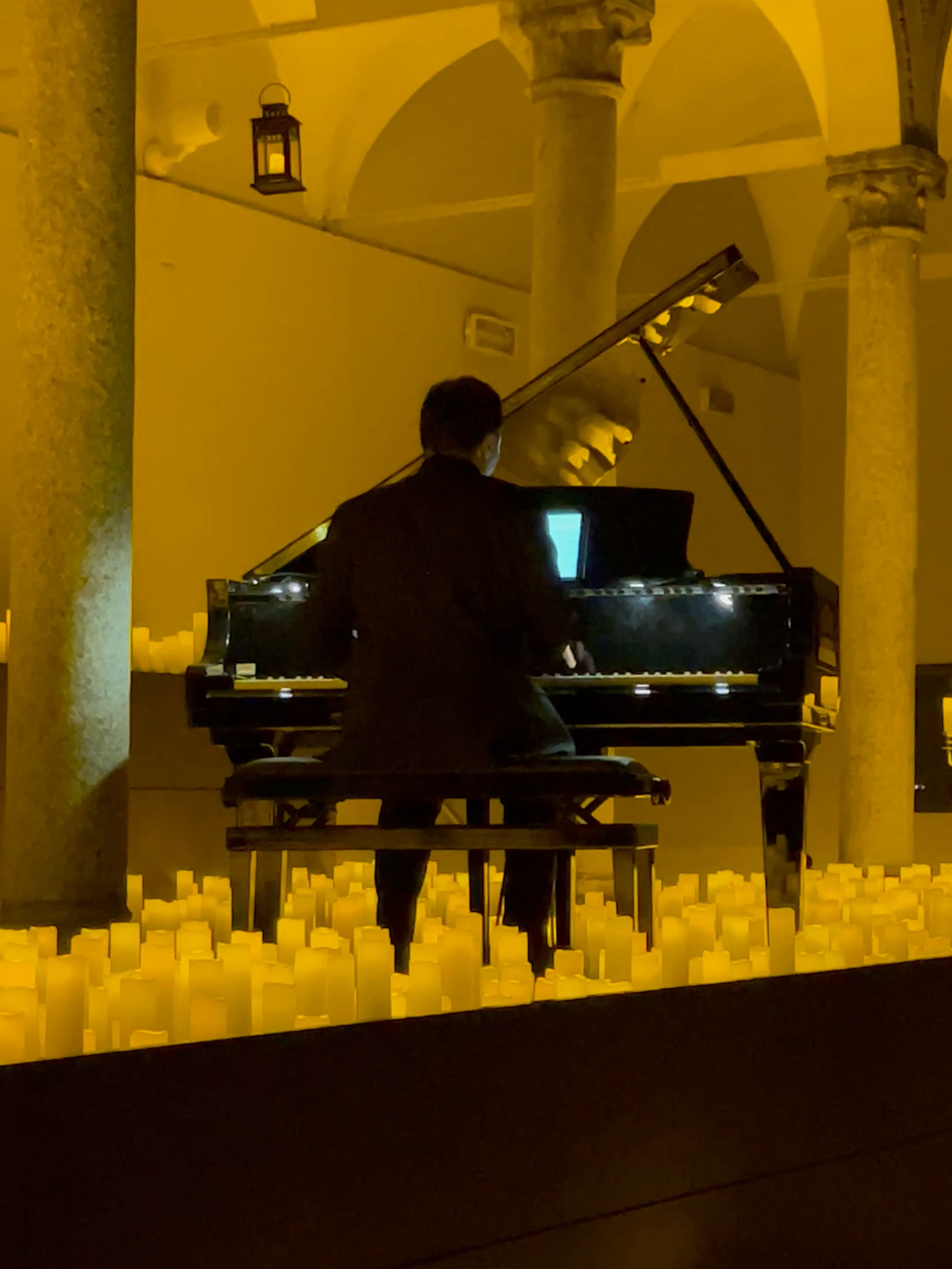 Atmosfera intima di un concerto Candlelight natalizio