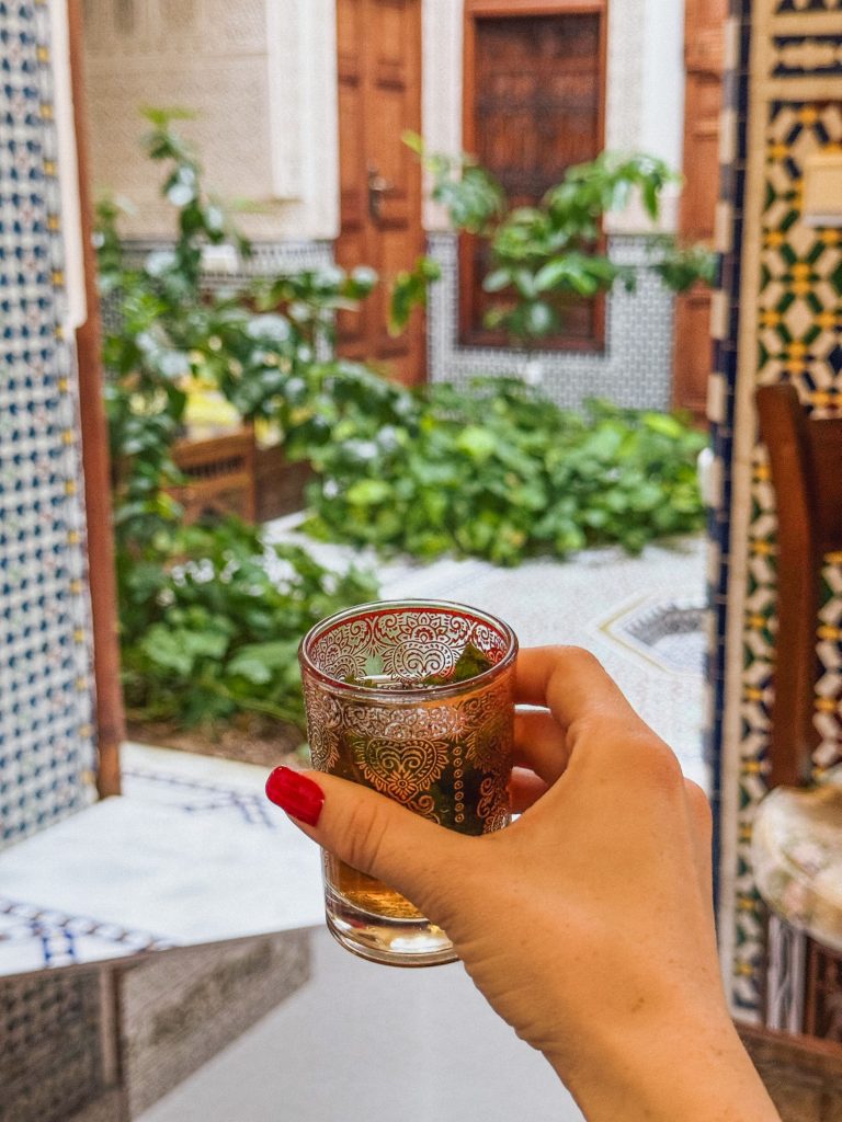 Tè alla menta marocchino versato dalla teiera