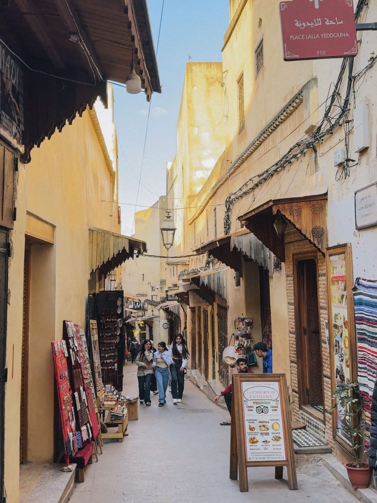 Artigiani del rame nel souk di Fes